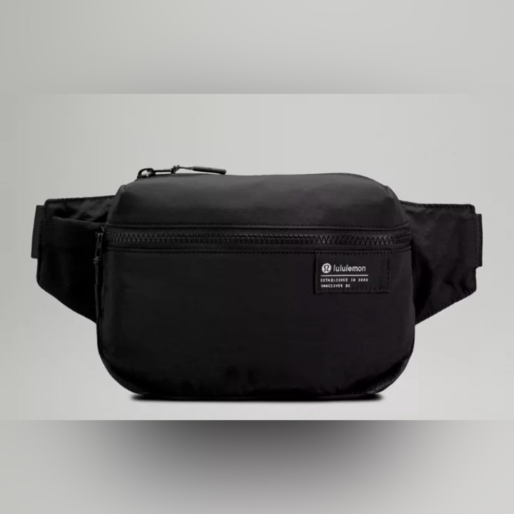 LULULEMON ATHLETICA Clean Lines Belt Bag
DESIGNED FOR ON THE MOVE in Black